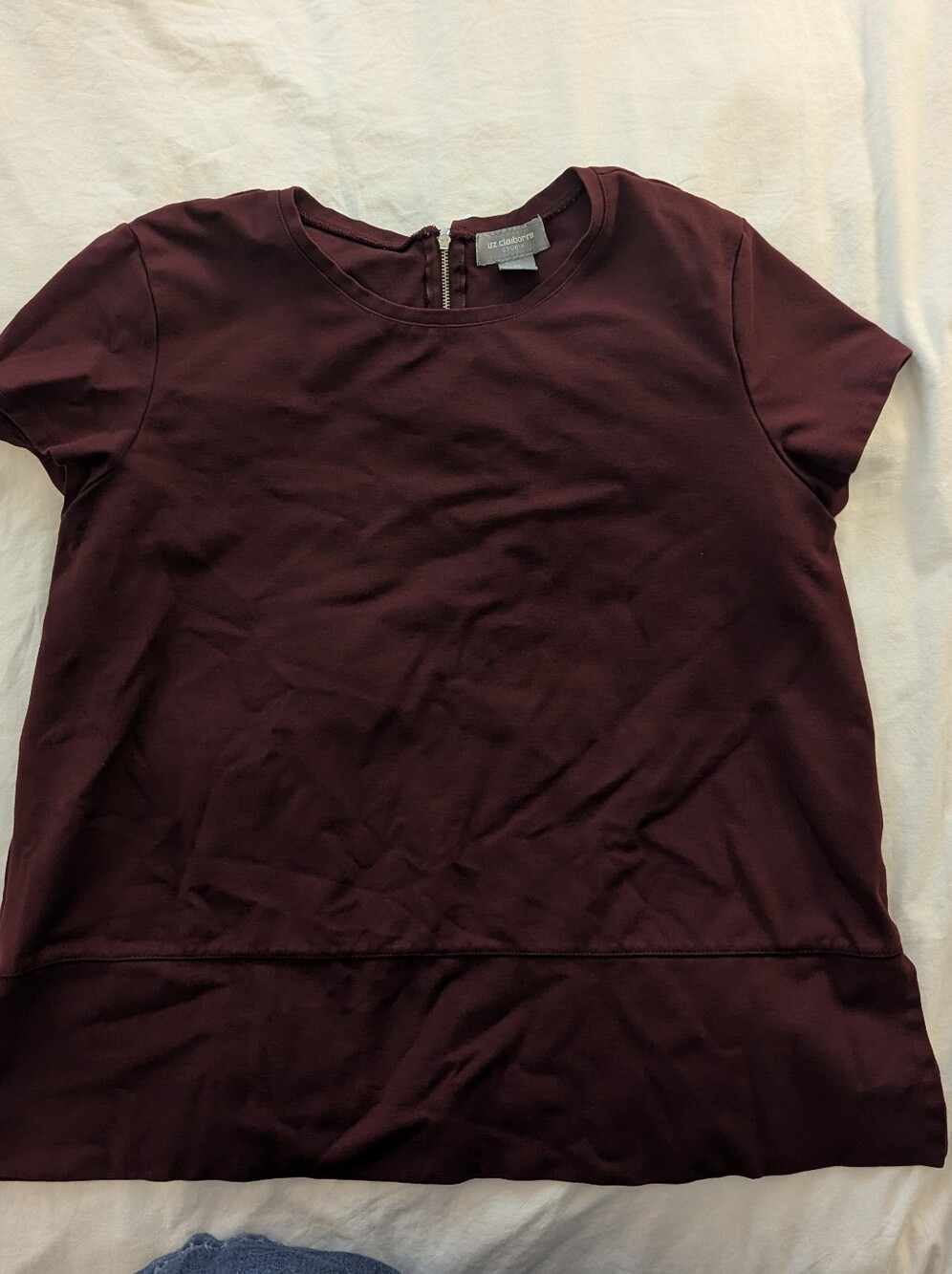 Liz Claiborne Short Sleeve Crewneck Top in Burgundy